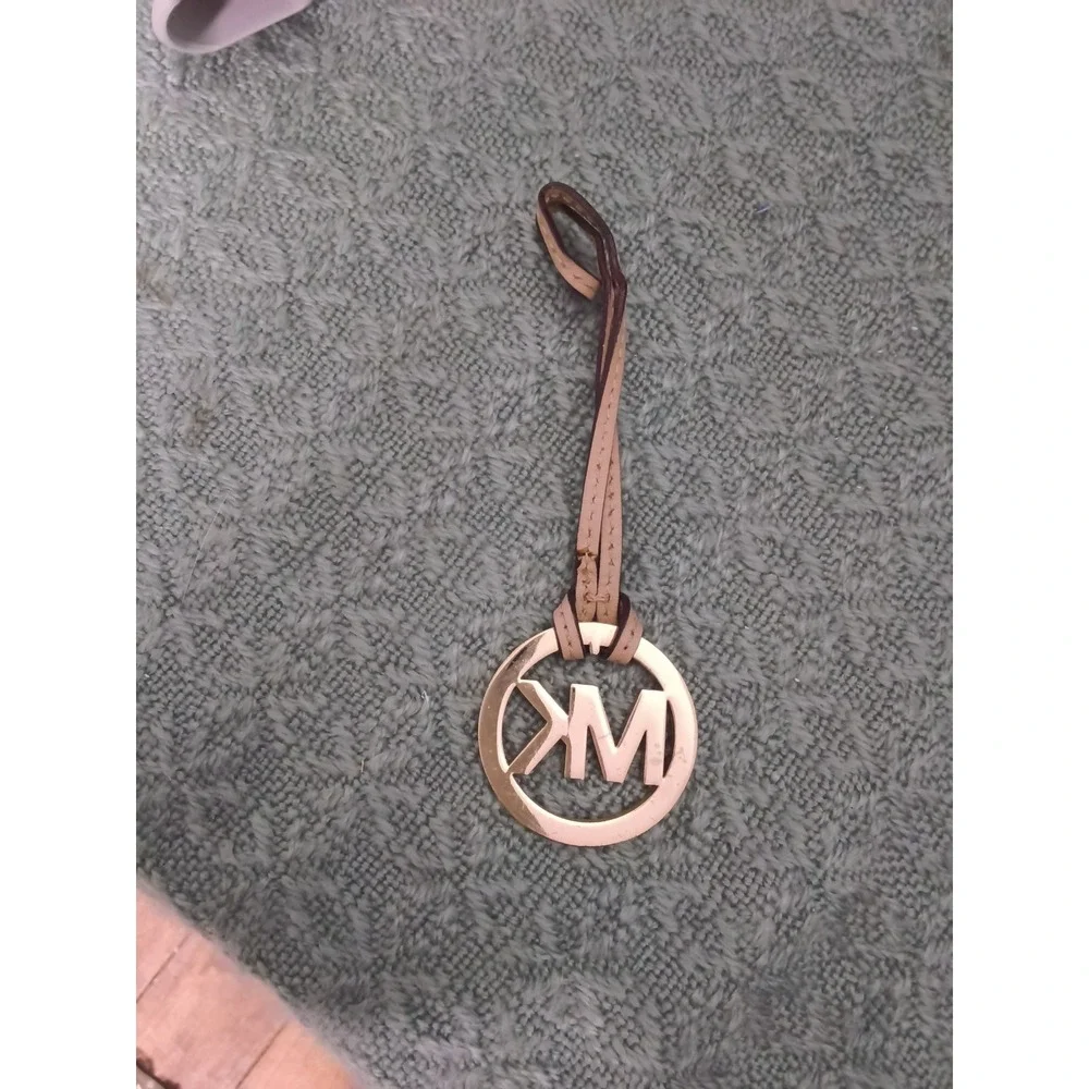HT1B.Michael Kors Logo Bag Charm Gold Tone Medallion Tan Leather Strap Accessory